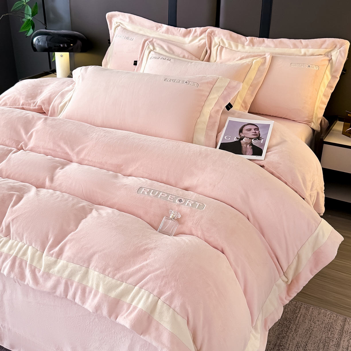 91家纺网 家纺一手货源 找家纺 恋尚羽家纺 2025新款超厚云芙绒宽边牛奶绒四件套 奢华-玉色