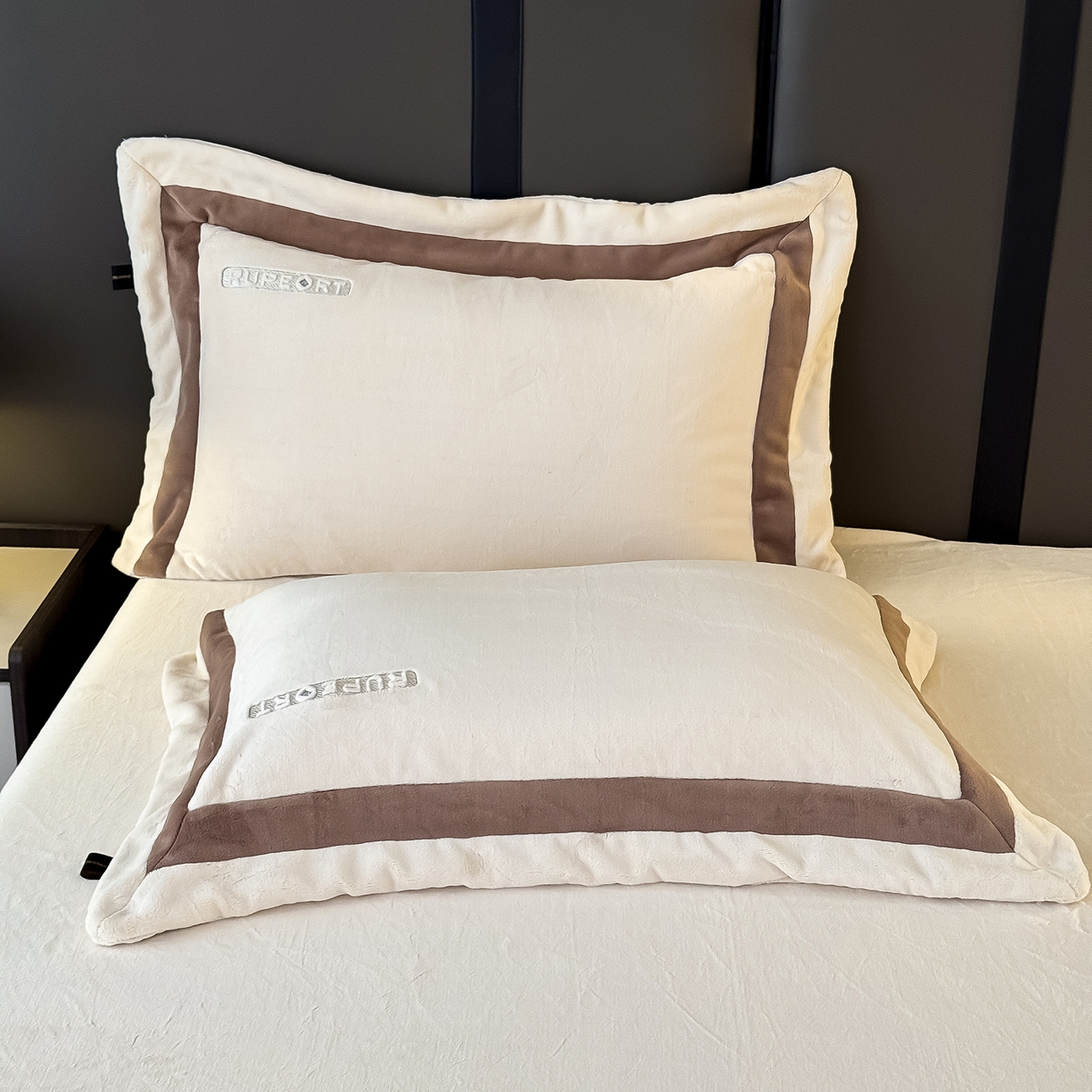 91家纺网 家纺一手货源 找家纺 恋尚羽家纺 2025新款超厚云芙绒宽边牛奶绒四件套 奢华-米色