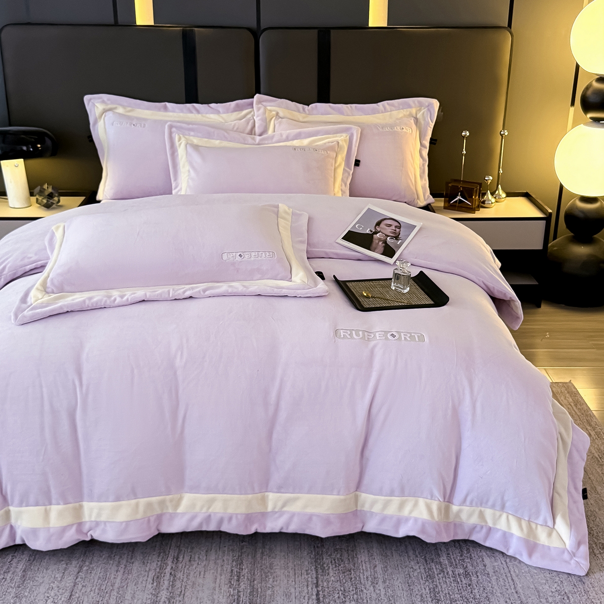 91家纺网 家纺一手货源 找家纺 恋尚羽家纺 2025新款超厚云芙绒宽边牛奶绒四件套 奢华-紫色