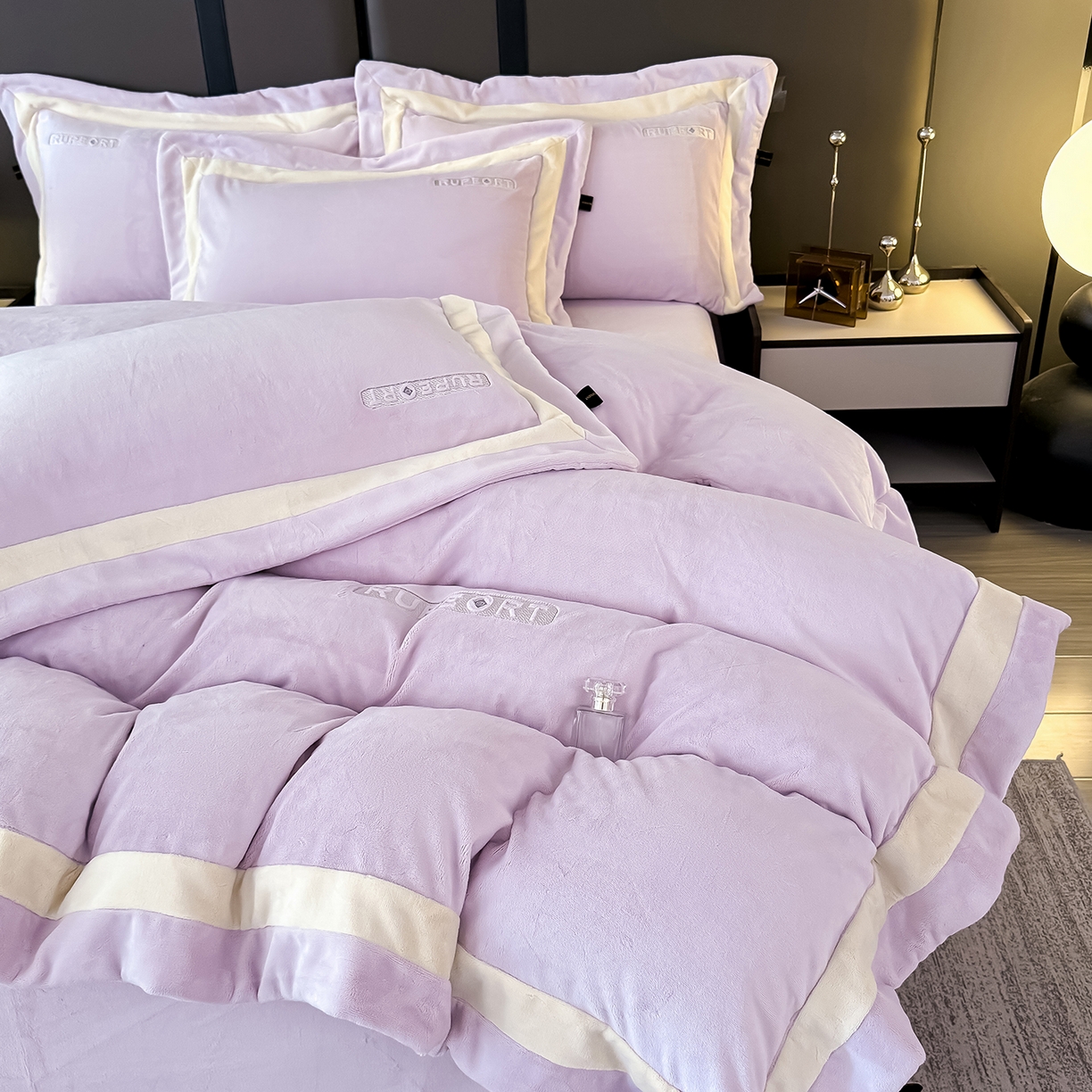 91家纺网 家纺一手货源 找家纺 恋尚羽家纺 2025新款超厚云芙绒宽边牛奶绒四件套 奢华-紫色