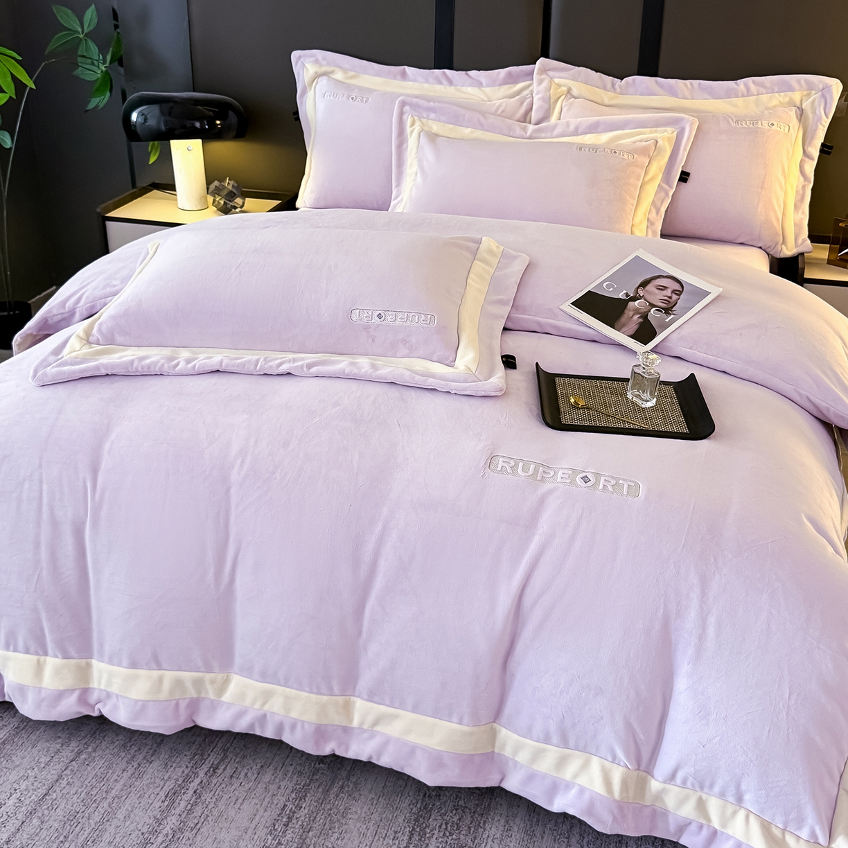 91家纺网 家纺一手货源 找家纺 恋尚羽家纺 2025新款超厚云芙绒宽边牛奶绒四件套 奢华-紫色