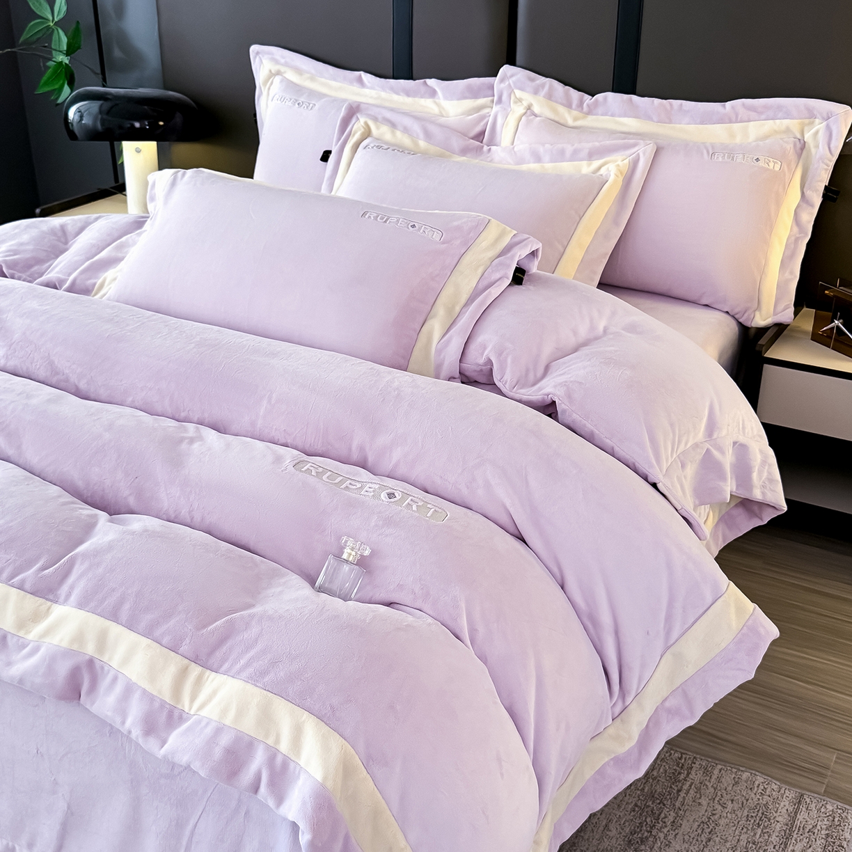 91家纺网 家纺一手货源 找家纺 恋尚羽家纺 2025新款超厚云芙绒宽边牛奶绒四件套 奢华-紫色