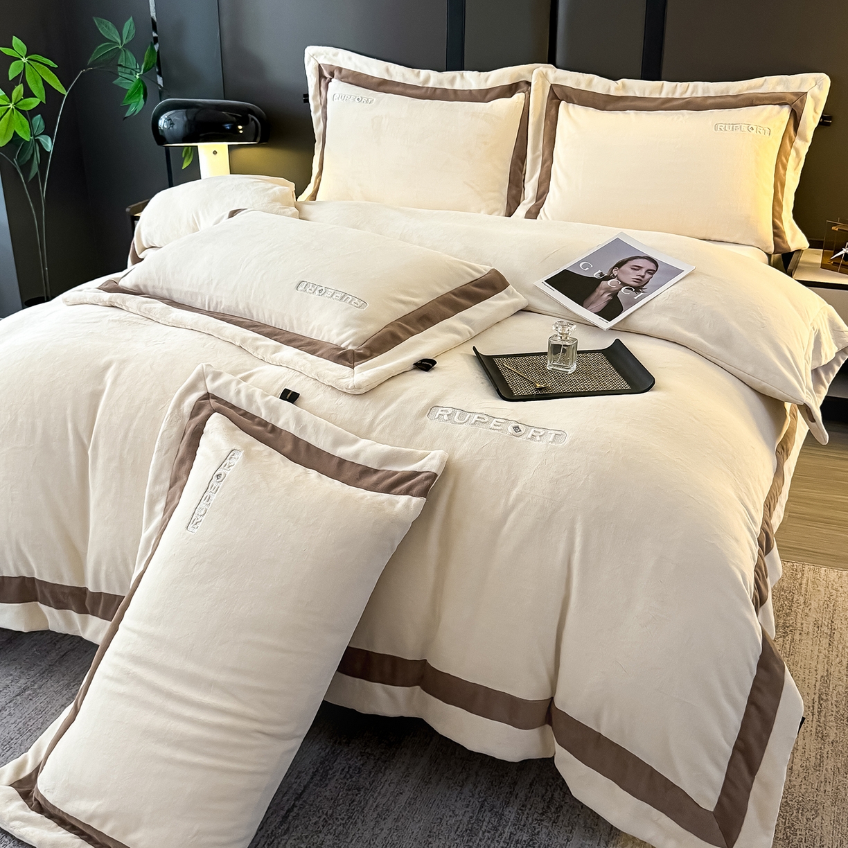 恋尚羽家纺 2025新款超厚云芙绒宽边牛奶绒四件套 奢华-米色