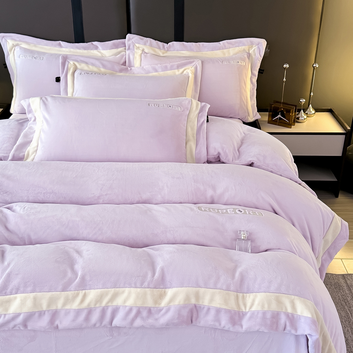 91家纺网 家纺一手货源 找家纺 恋尚羽家纺 2025新款超厚云芙绒宽边牛奶绒四件套 奢华-紫色