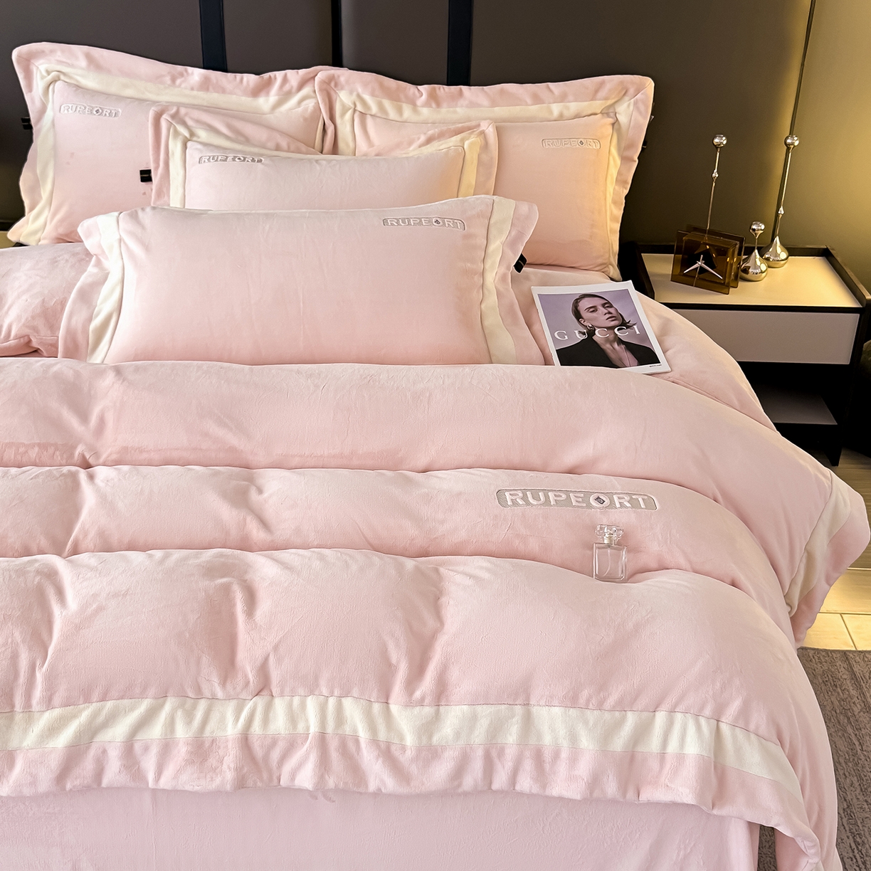 91家纺网 家纺一手货源 找家纺 恋尚羽家纺 2025新款超厚云芙绒宽边牛奶绒四件套 奢华-玉色