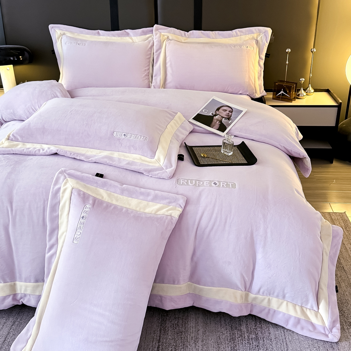 91家纺网 家纺一手货源 找家纺 恋尚羽家纺 2025新款超厚云芙绒宽边牛奶绒四件套 奢华-紫色