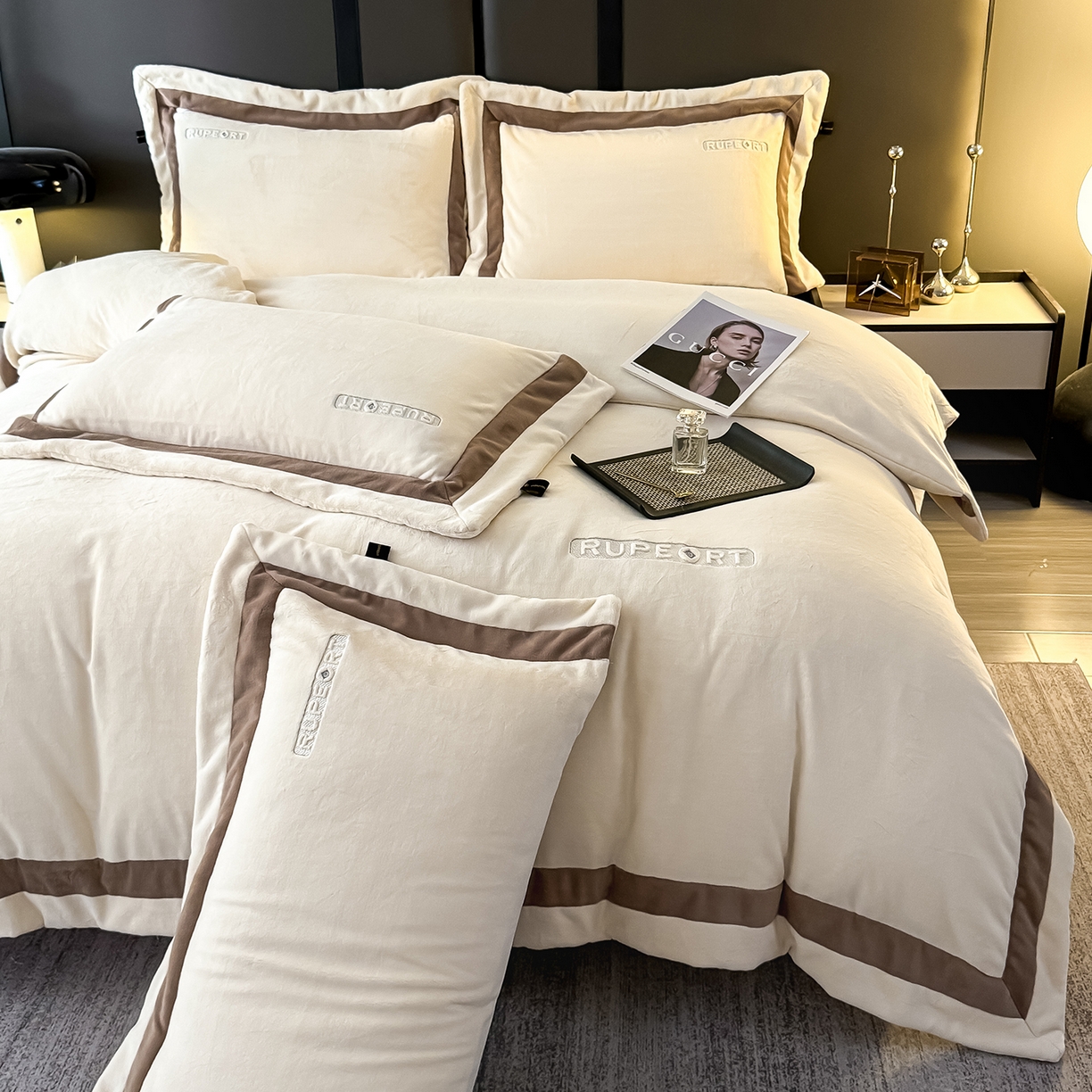 91家纺网 家纺一手货源 找家纺 恋尚羽家纺 2025新款超厚云芙绒宽边牛奶绒四件套 奢华-米色