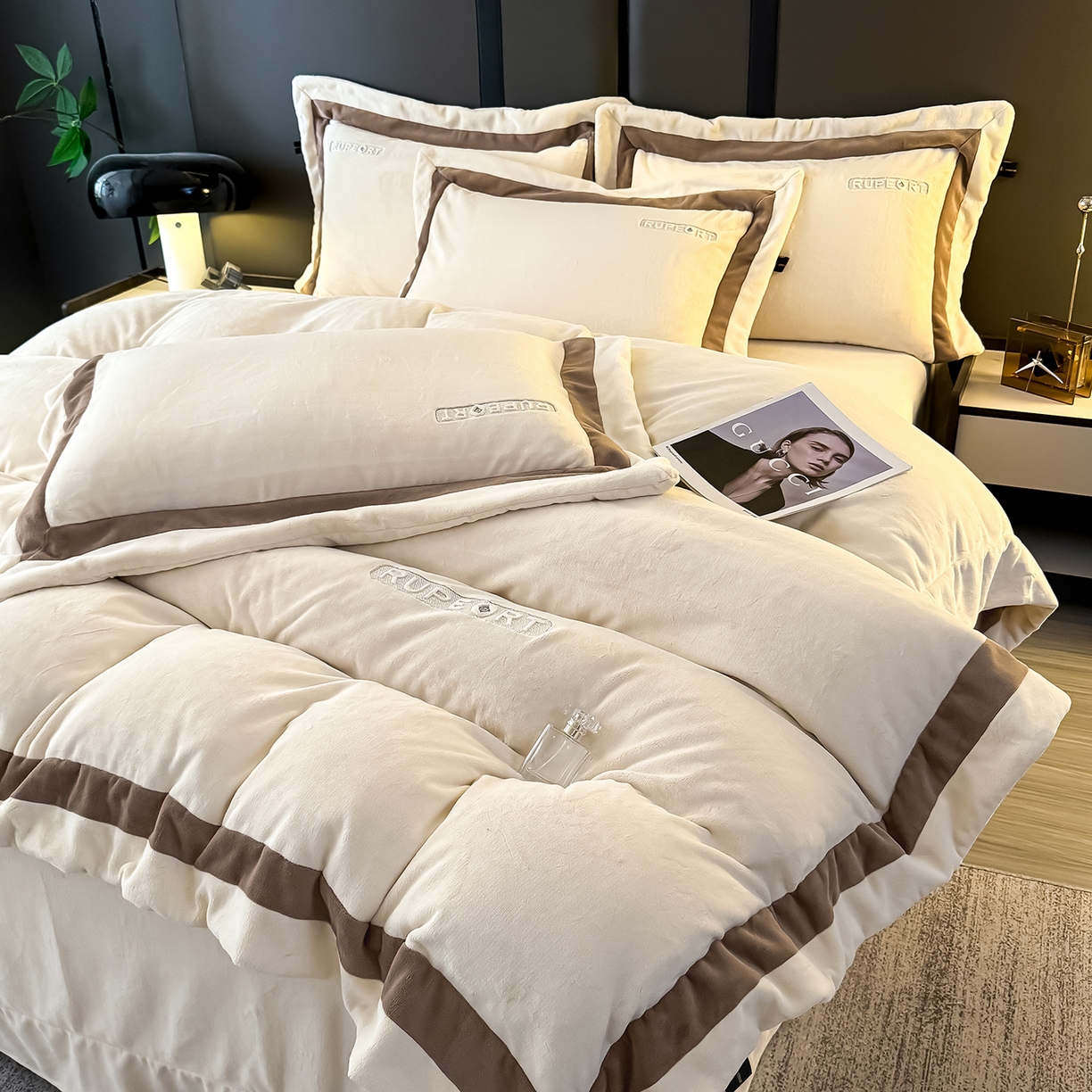 91家纺网 家纺一手货源 找家纺 恋尚羽家纺 2025新款超厚云芙绒宽边牛奶绒四件套 奢华-米色