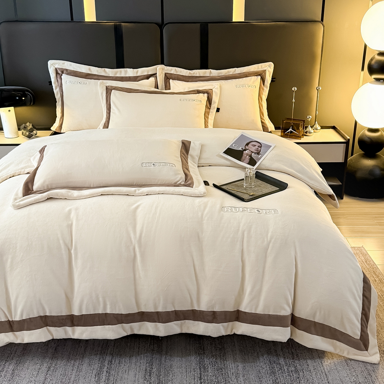 91家纺网 家纺一手货源 找家纺 恋尚羽家纺 2025新款超厚云芙绒宽边牛奶绒四件套 奢华-米色