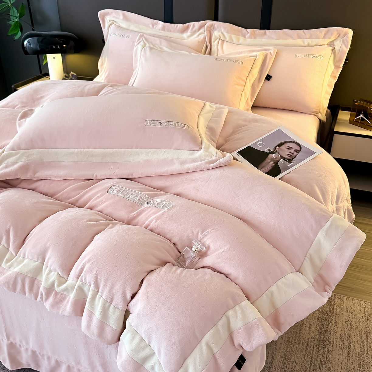 91家纺网 家纺一手货源 找家纺 恋尚羽家纺 2025新款超厚云芙绒宽边牛奶绒四件套 奢华-玉色