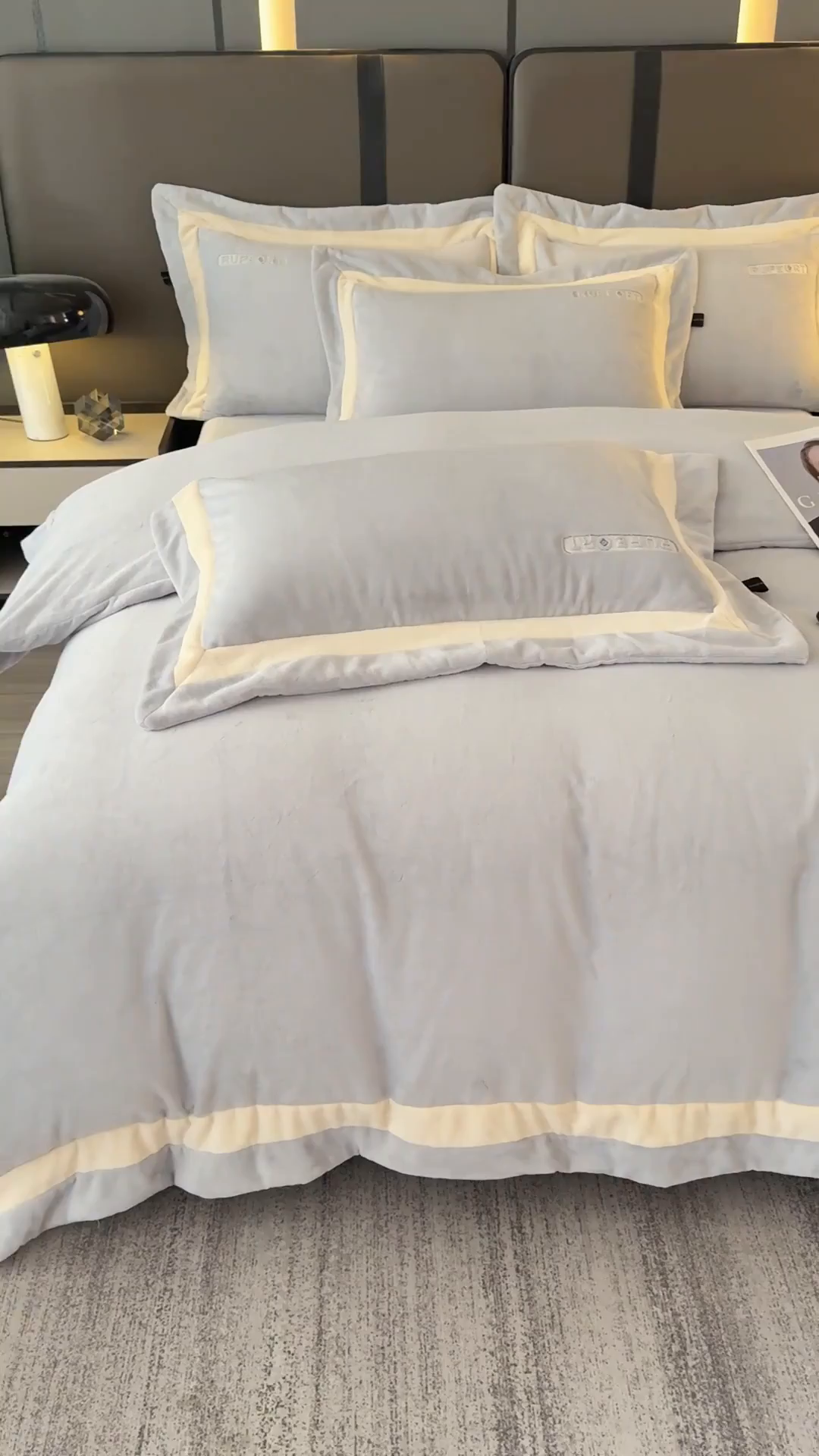 91家纺网 家纺一手货源 找家纺 恋尚羽家纺 2025新款超厚云芙绒宽边牛奶绒四件套 奢华-灰色