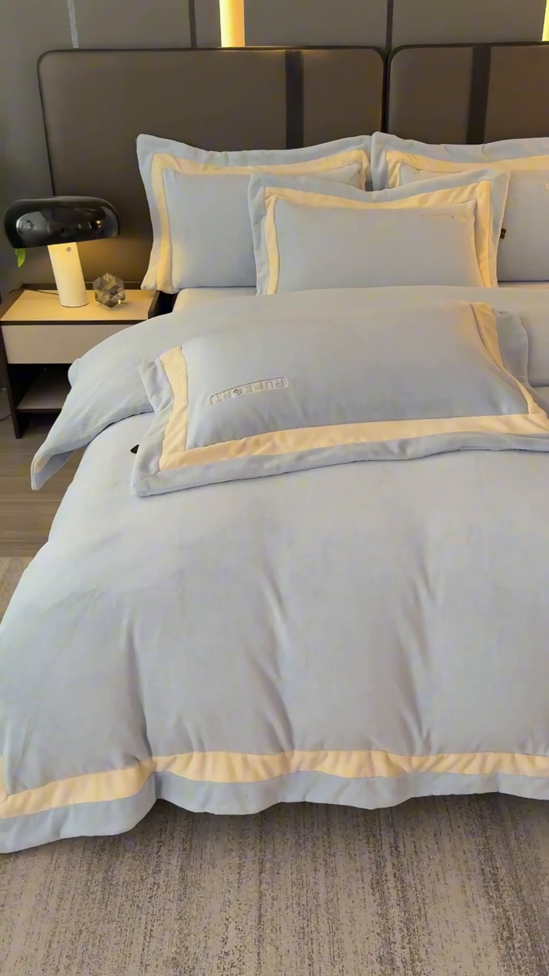 91家纺网 家纺一手货源 找家纺 恋尚羽家纺 2025新款超厚云芙绒宽边牛奶绒四件套 奢华-天空蓝