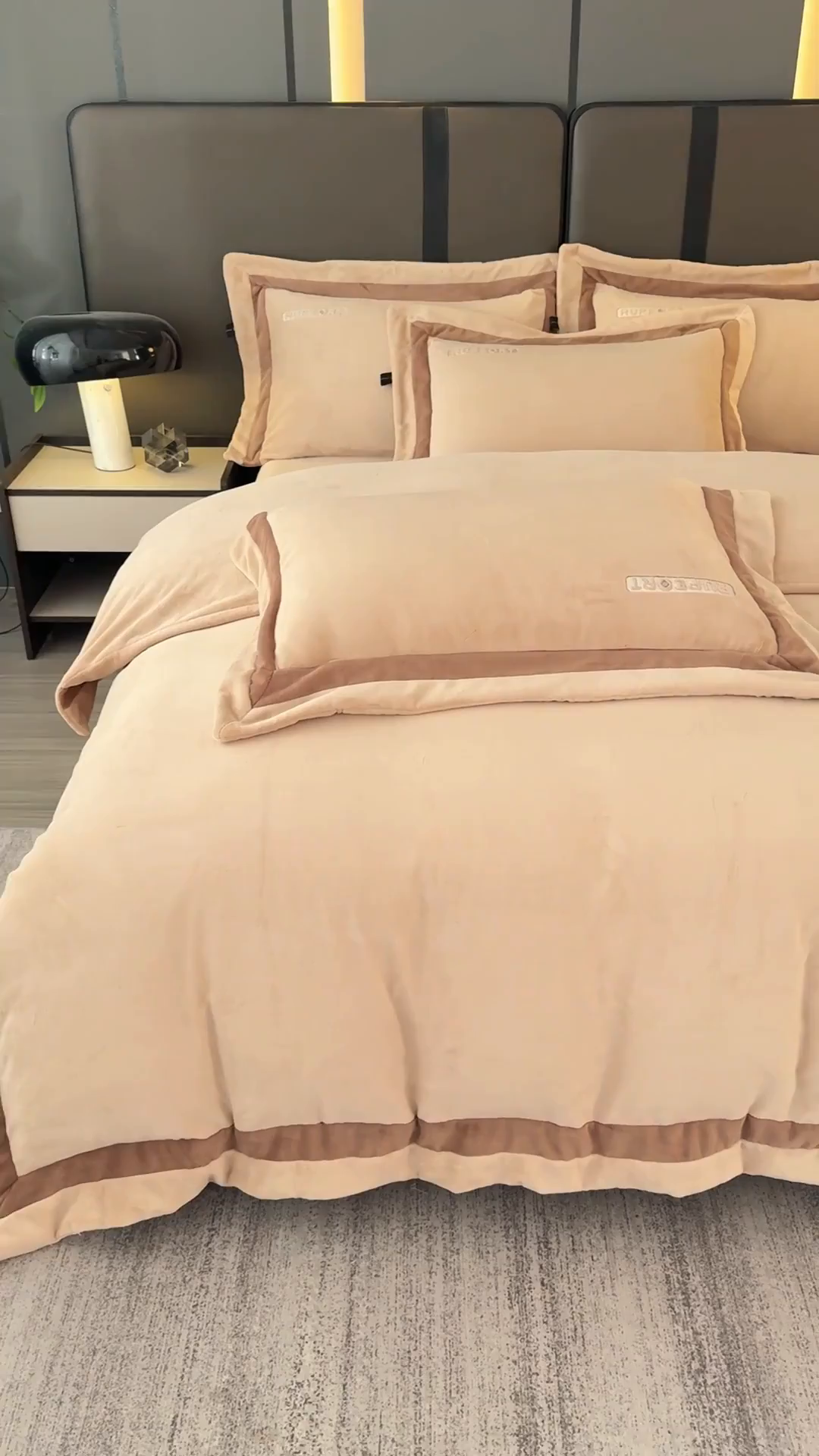 91家纺网 家纺一手货源 找家纺 恋尚羽家纺 2025新款超厚云芙绒宽边牛奶绒四件套 奢华-米色