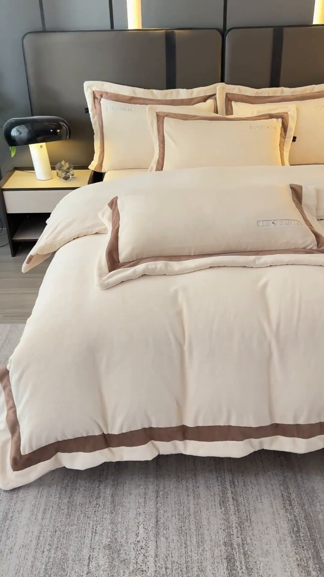 91家纺网 家纺一手货源 找家纺 恋尚羽家纺 2025新款超厚云芙绒宽边牛奶绒四件套 奢华-卡其
