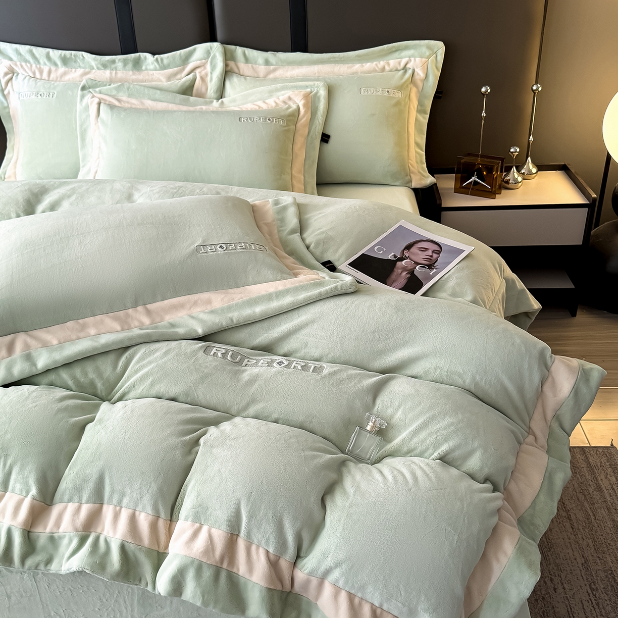 91家纺网 家纺一手货源 找家纺 恋尚羽家纺 2025新款超厚云芙绒宽边牛奶绒四件套 奢华-果绿