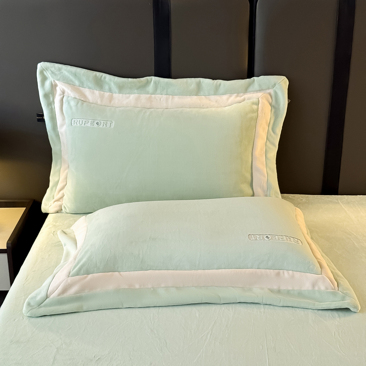 91家纺网 家纺一手货源 找家纺 恋尚羽家纺 2025新款超厚云芙绒宽边牛奶绒四件套 奢华-果绿