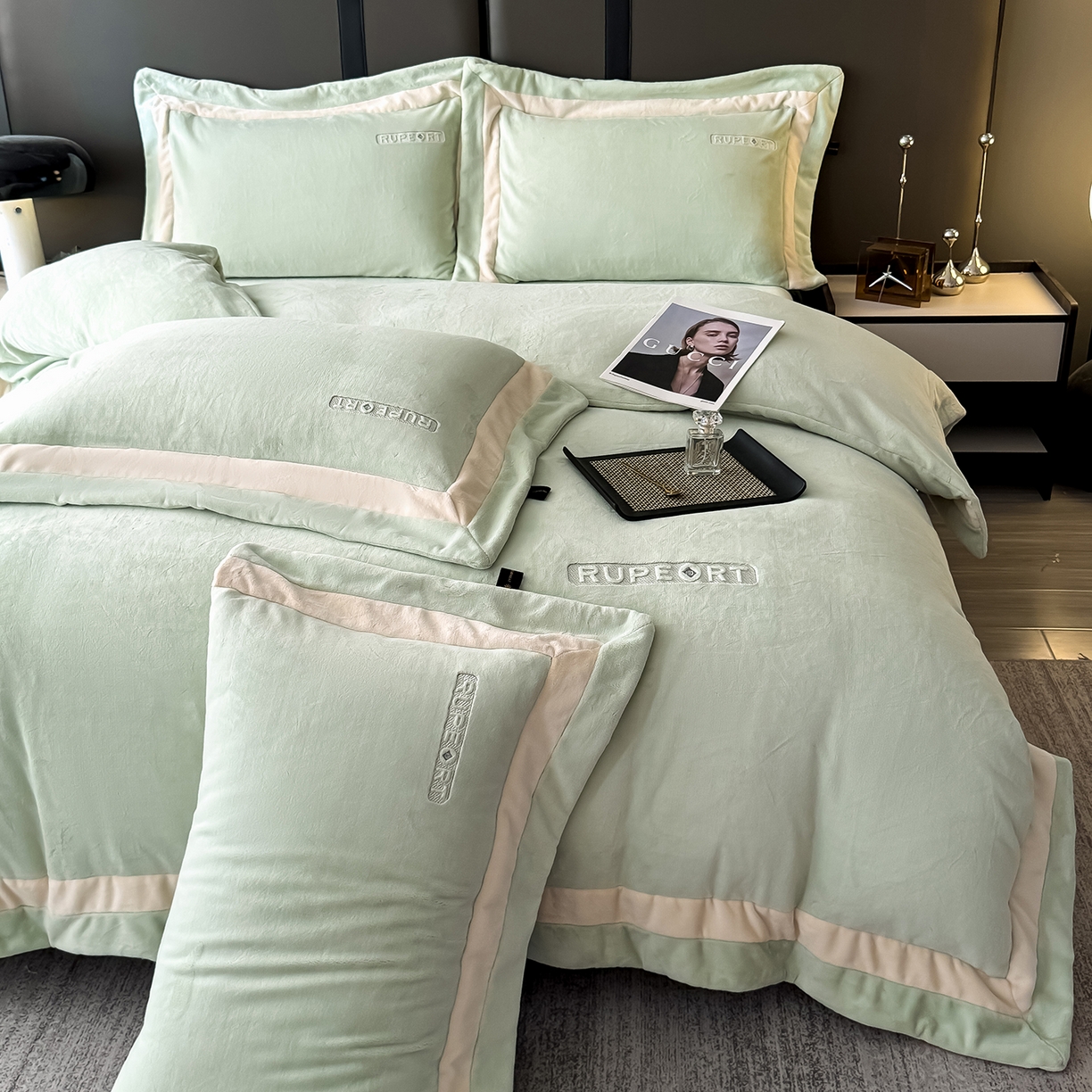 91家纺网 家纺一手货源 找家纺 恋尚羽家纺 2025新款超厚云芙绒宽边牛奶绒四件套 奢华-果绿