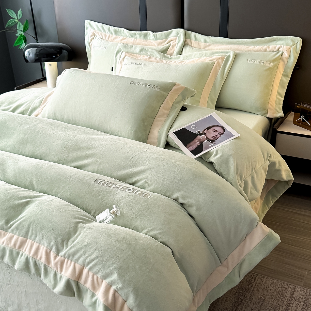 91家纺网 家纺一手货源 找家纺 恋尚羽家纺 2025新款超厚云芙绒宽边牛奶绒四件套 奢华-果绿