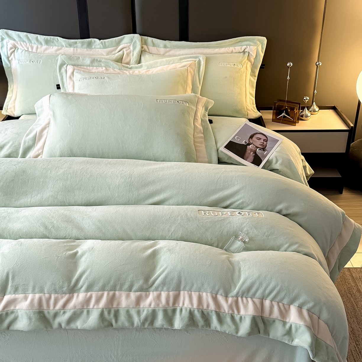 91家纺网 家纺一手货源 找家纺 恋尚羽家纺 2025新款超厚云芙绒宽边牛奶绒四件套 奢华-果绿