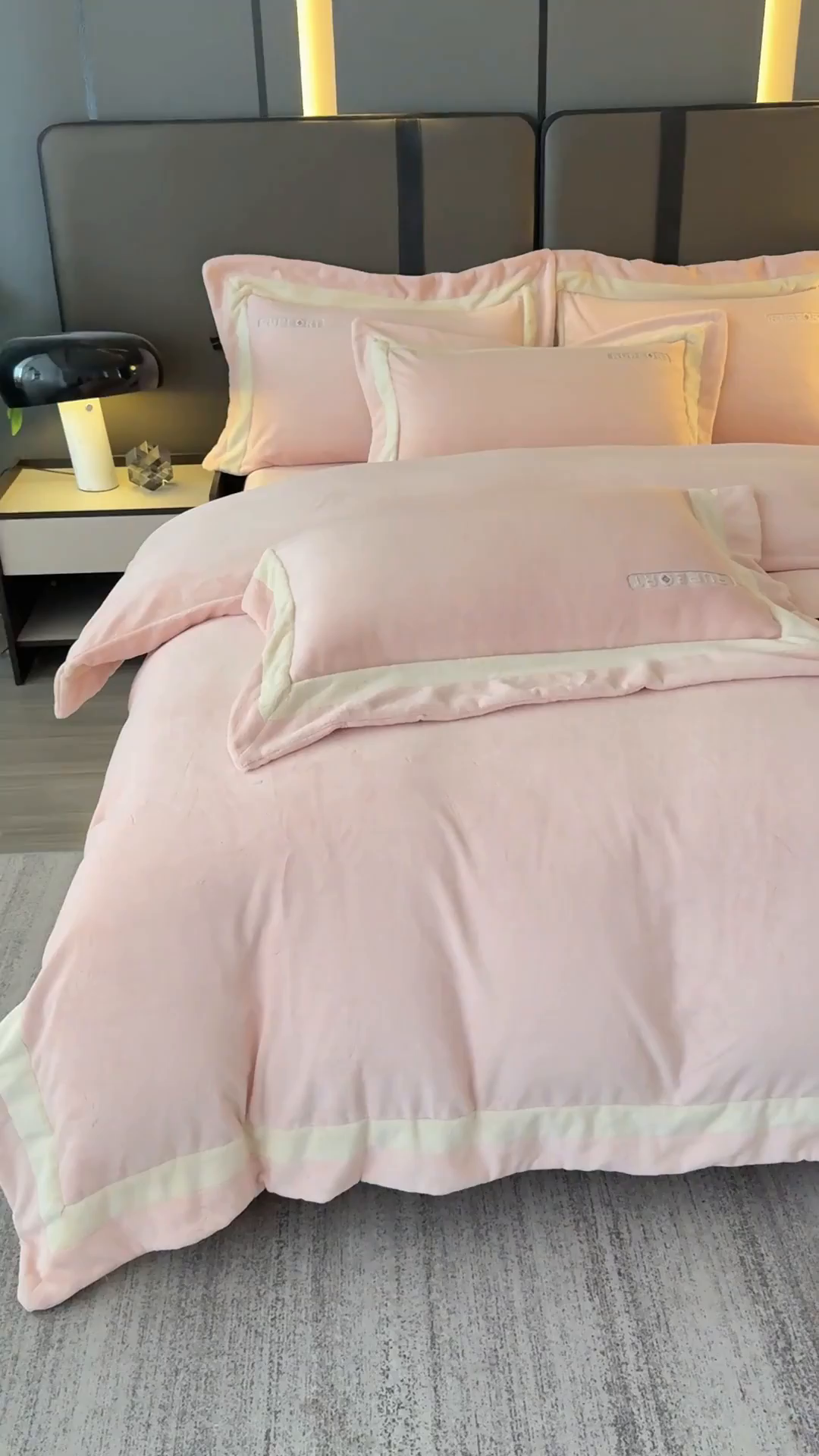 91家纺网 家纺一手货源 找家纺 恋尚羽家纺 2025新款超厚云芙绒宽边牛奶绒四件套 奢华-玉色