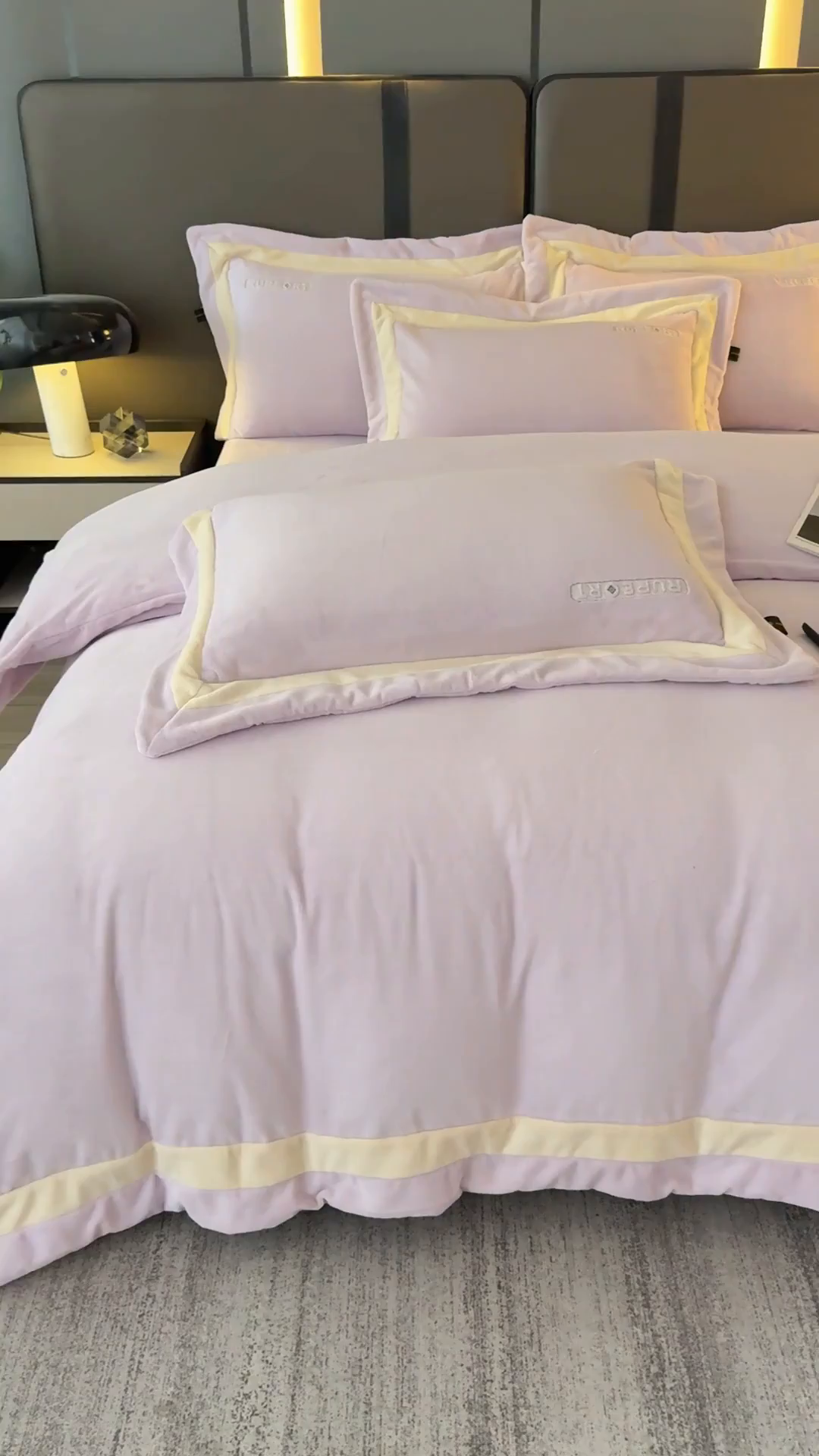 91家纺网 家纺一手货源 找家纺 恋尚羽家纺 2025新款超厚云芙绒宽边牛奶绒四件套 奢华-紫色