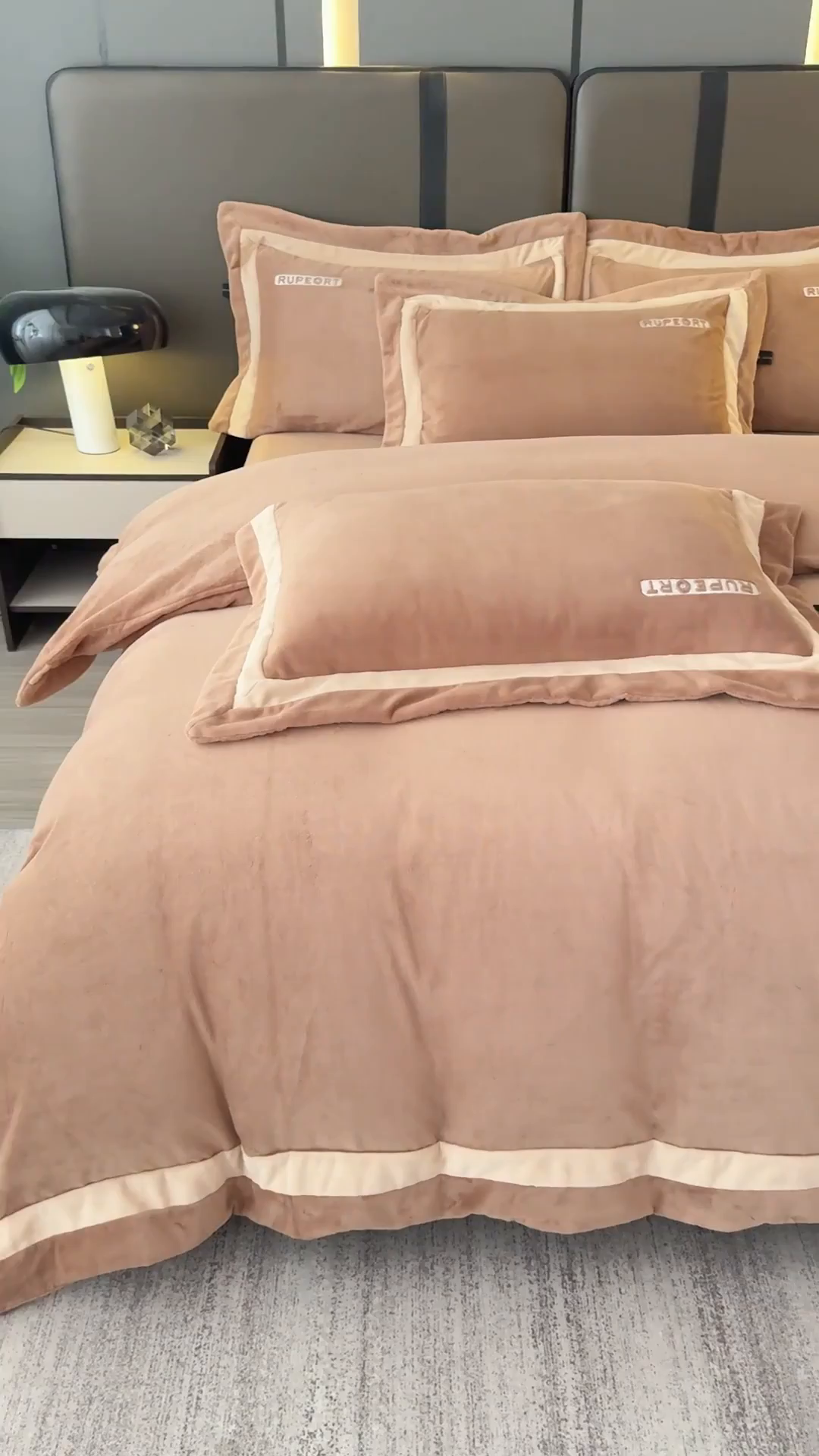 91家纺网 家纺一手货源 找家纺 恋尚羽家纺 2025新款超厚云芙绒宽边牛奶绒四件套 奢华-咖色