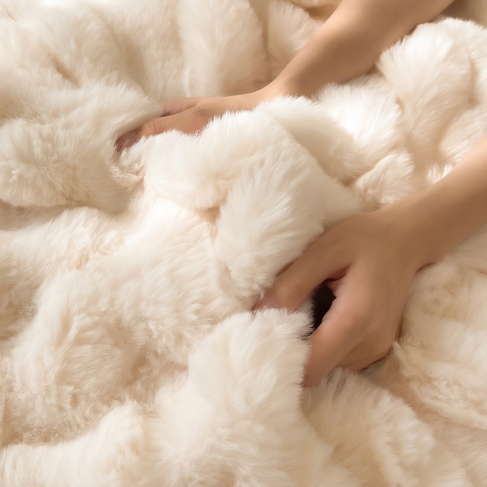 91家纺网 家纺一手货源 找家纺 品乐家纺 2025新款秋冬A类高克重300g泡泡兔绒保暖被套单品被套单件被套 泡泡  优雅白