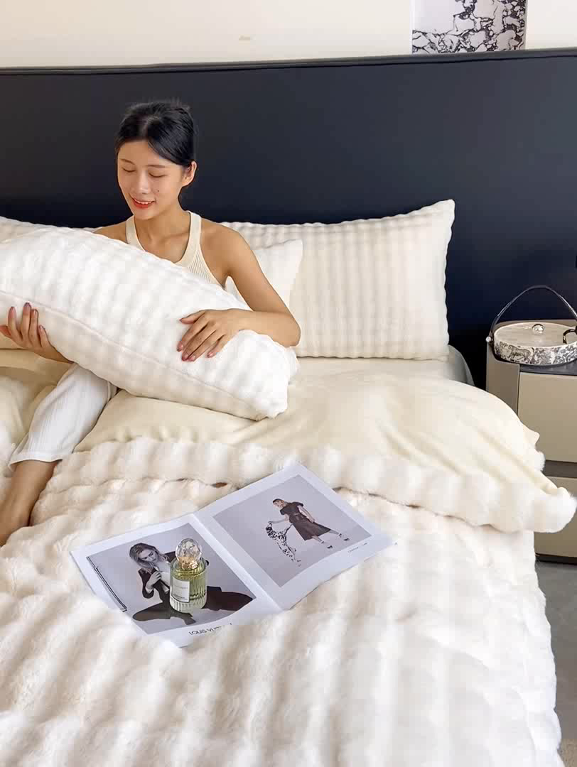 91家纺网 家纺一手货源 找家纺 品乐家纺 2025新款秋冬A类高克重300g泡泡兔绒保暖被套单品被套单件被套 泡泡  优雅白