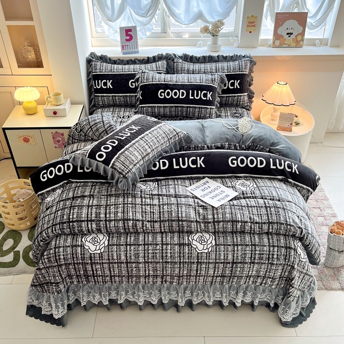 91家纺网 家纺一手货源 找家纺 铠畅 2025新款加厚牛奶绒床盖四件套 午后巴黎