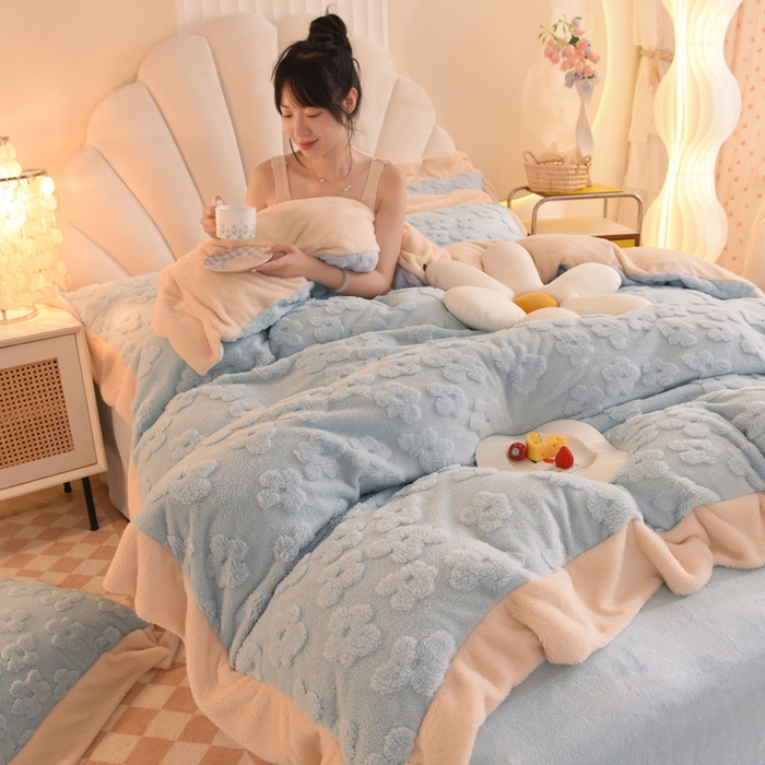 91家纺网 家纺一手货源 找家纺 首尔家纺 2025新款牛奶绒提花塔芙绒四件套-蝴蝶结和花期系列 繁花-淡蓝