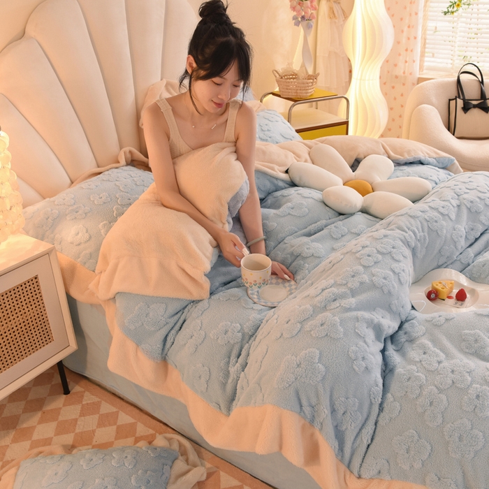 91家纺网 家纺一手货源 找家纺 首尔家纺 2025新款牛奶绒提花塔芙绒四件套-蝴蝶结和花期系列 繁花-淡蓝