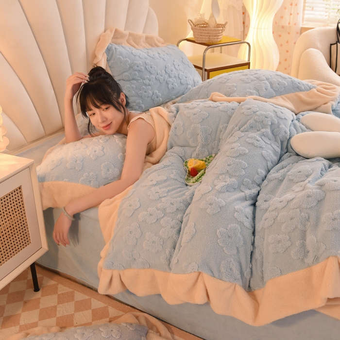 91家纺网 家纺一手货源 找家纺 首尔家纺 2025新款牛奶绒提花塔芙绒四件套-蝴蝶结和花期系列 繁花-淡蓝