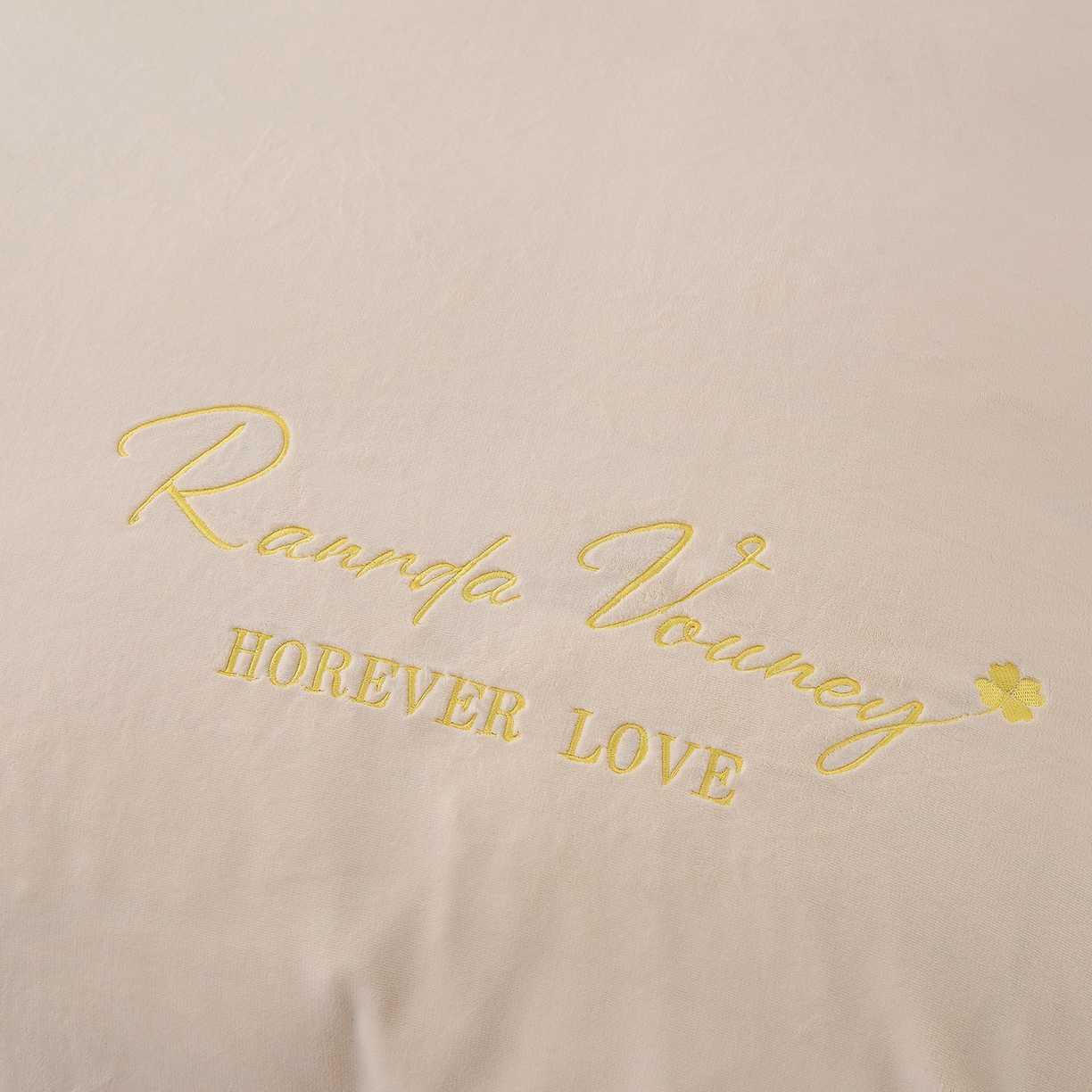 91家纺网 家纺一手货源 找家纺 （总）湘雪家居  2025新款高克重纯色一字绣刺绣牛奶绒床单款床盖款四件套 提供买家秀