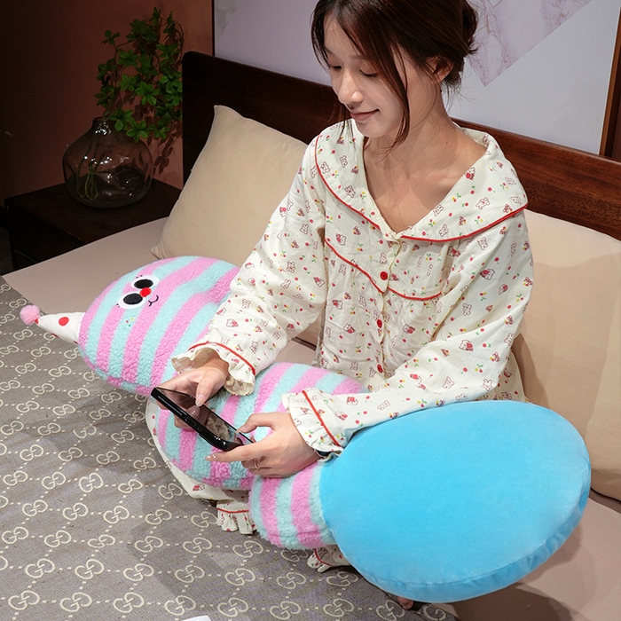 91家纺网 家纺一手货源 找家纺 （总）仟亿莱 2025新款多巴胺羊羔绒大眼云朵长条抱枕