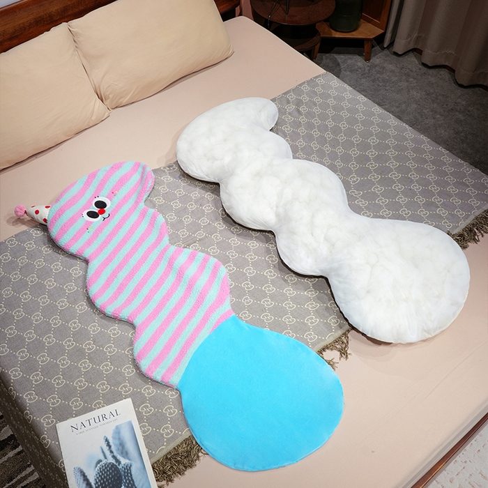 91家纺网 家纺一手货源 找家纺 （总）仟亿莱 2025新款多巴胺羊羔绒大眼云朵长条抱枕