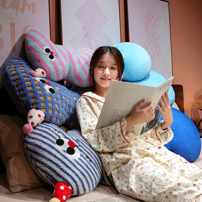 91家纺网 家纺一手货源 找家纺 （总）仟亿莱 2025新款多巴胺羊羔绒大眼云朵长条抱枕