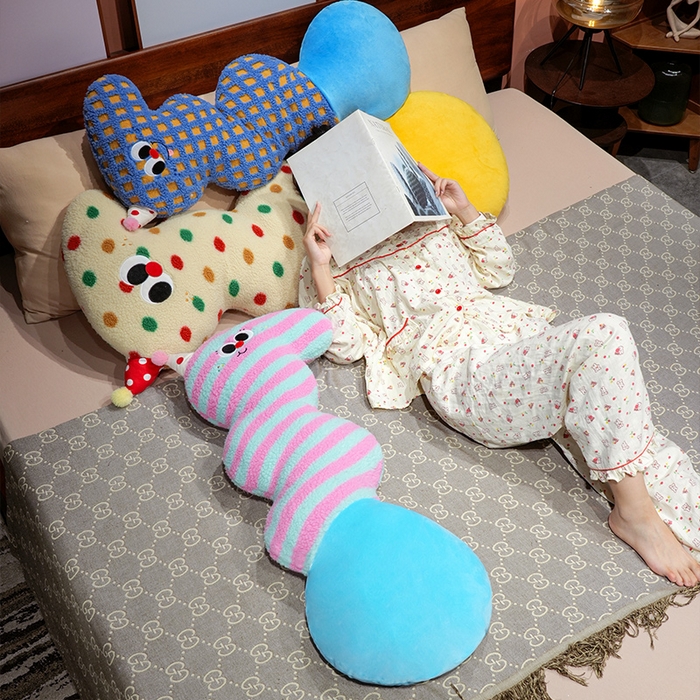 91家纺网 家纺一手货源 找家纺 （总）仟亿莱 2025新款多巴胺羊羔绒大眼云朵长条抱枕