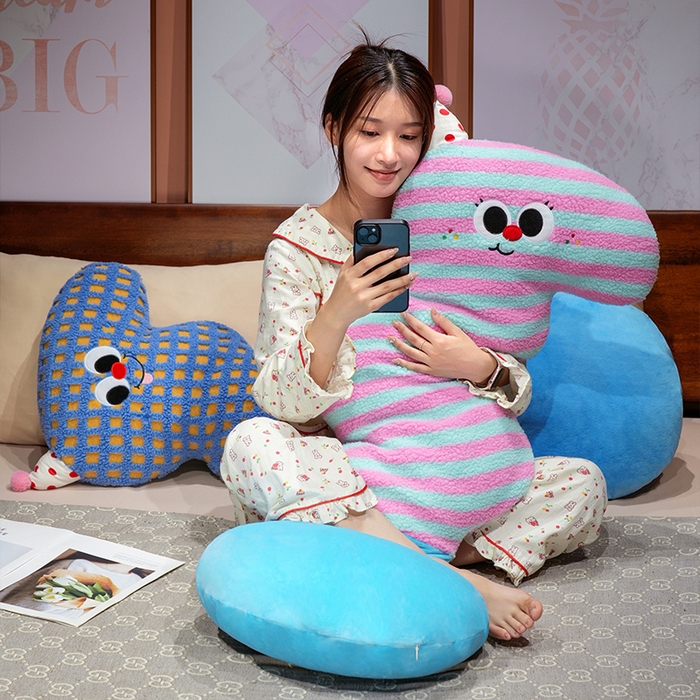 91家纺网 家纺一手货源 找家纺 （总）仟亿莱 2025新款多巴胺羊羔绒大眼云朵长条抱枕