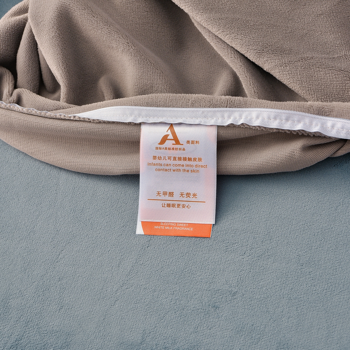 91家纺网 家纺一手货源 找家纺 湘雪家居  2025新款高克重纯色一字绣刺绣牛奶绒床单款床盖款四件套 提供买家秀 经典款-槟利兰