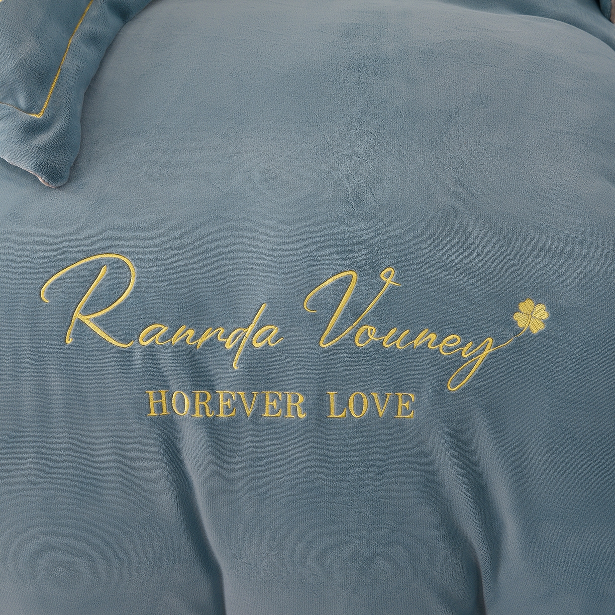 91家纺网 家纺一手货源 找家纺 湘雪家居  2025新款高克重纯色一字绣刺绣牛奶绒床单款床盖款四件套 提供买家秀 经典款-槟利兰