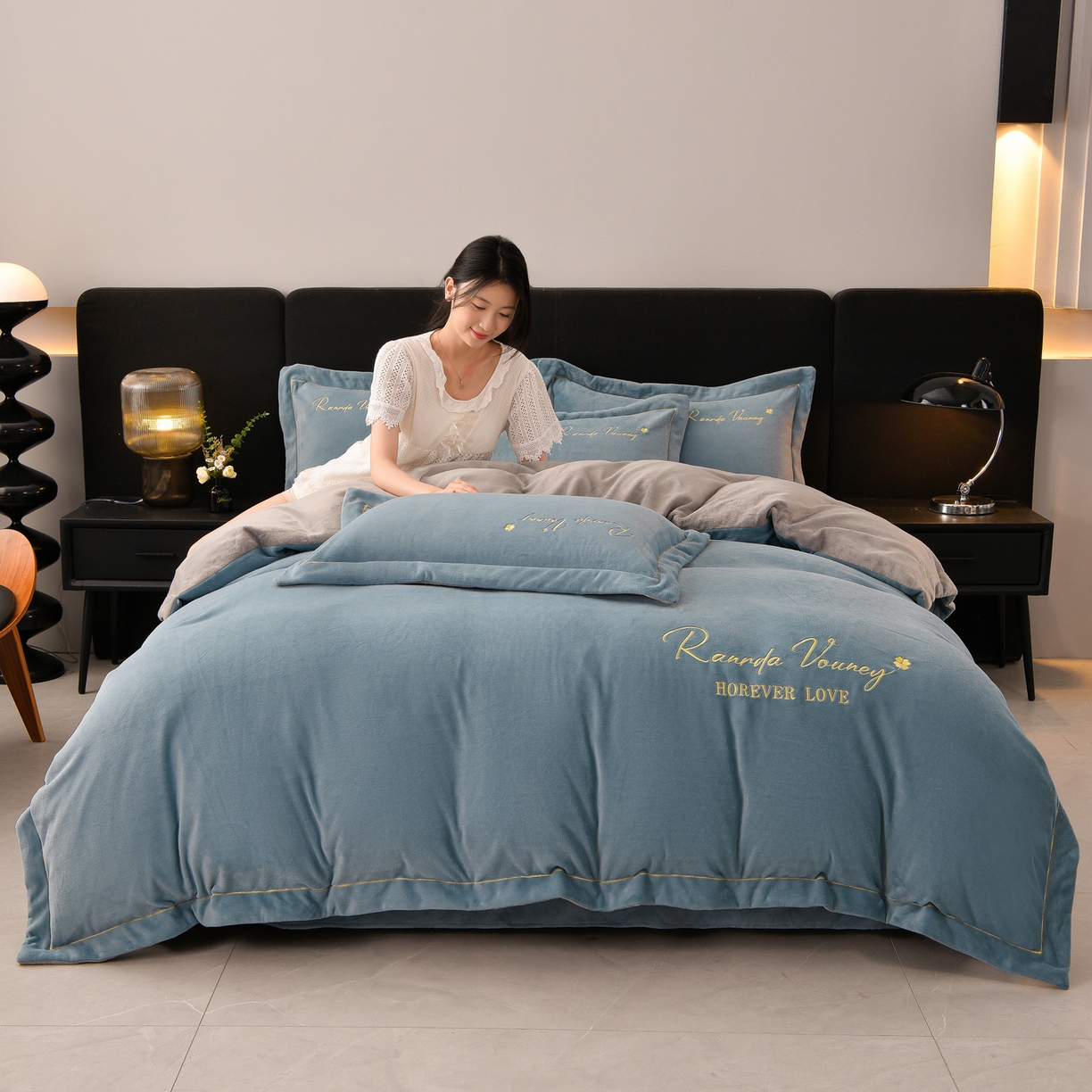 91家纺网 家纺一手货源 找家纺 湘雪家居  2025新款高克重纯色一字绣刺绣牛奶绒床单款床盖款四件套 提供买家秀 经典款-槟利兰