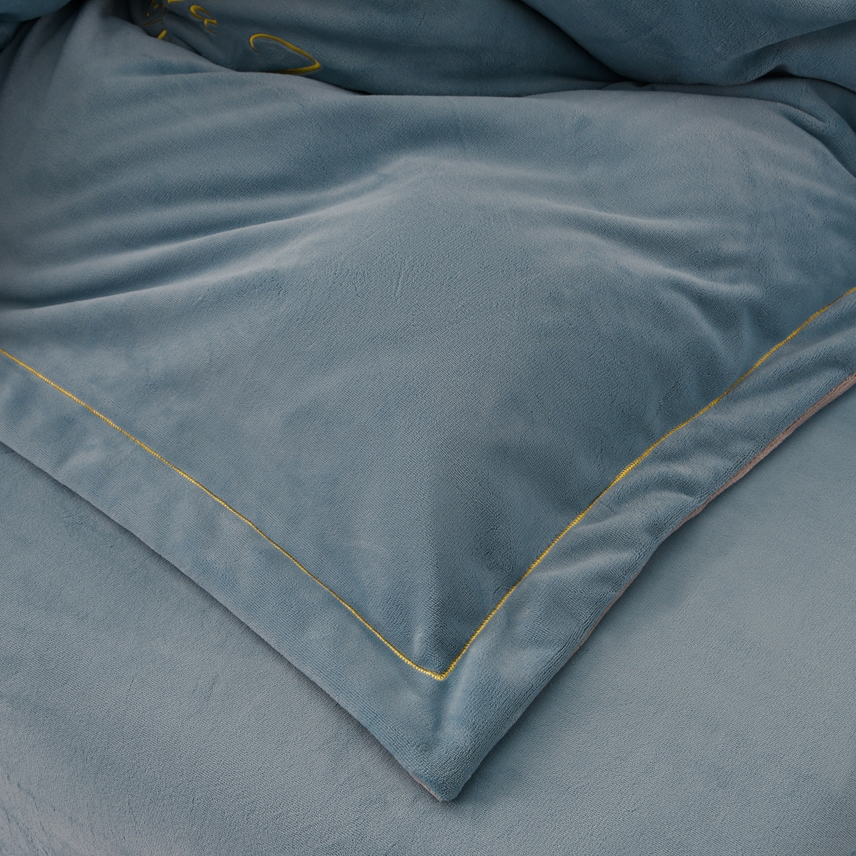 91家纺网 家纺一手货源 找家纺 湘雪家居  2025新款高克重纯色一字绣刺绣牛奶绒床单款床盖款四件套 提供买家秀 经典款-槟利兰