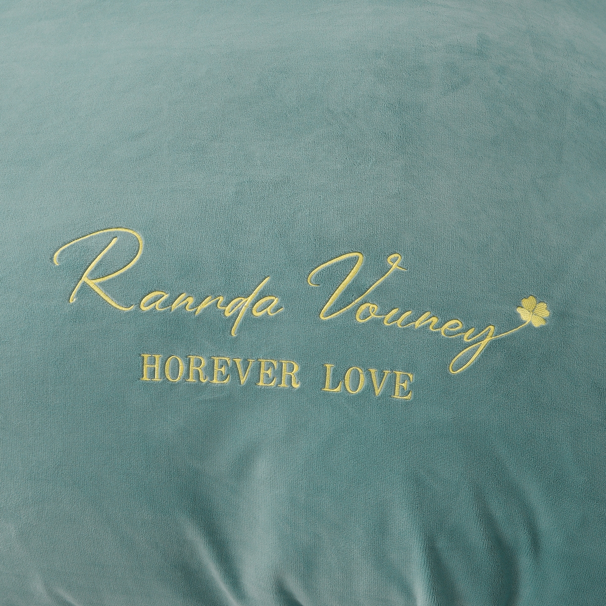 91家纺网 家纺一手货源 找家纺 湘雪家居  2025新款高克重纯色一字绣刺绣牛奶绒床单款床盖款四件套 提供买家秀 经典款-草绿色