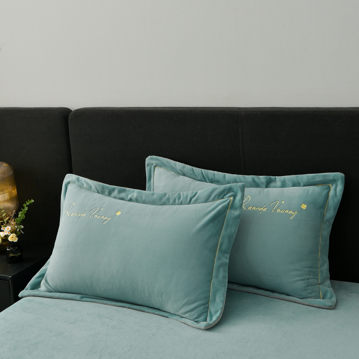 91家纺网 家纺一手货源 找家纺 湘雪家居  2025新款高克重纯色一字绣刺绣牛奶绒床单款床盖款四件套 提供买家秀 经典款-草绿色