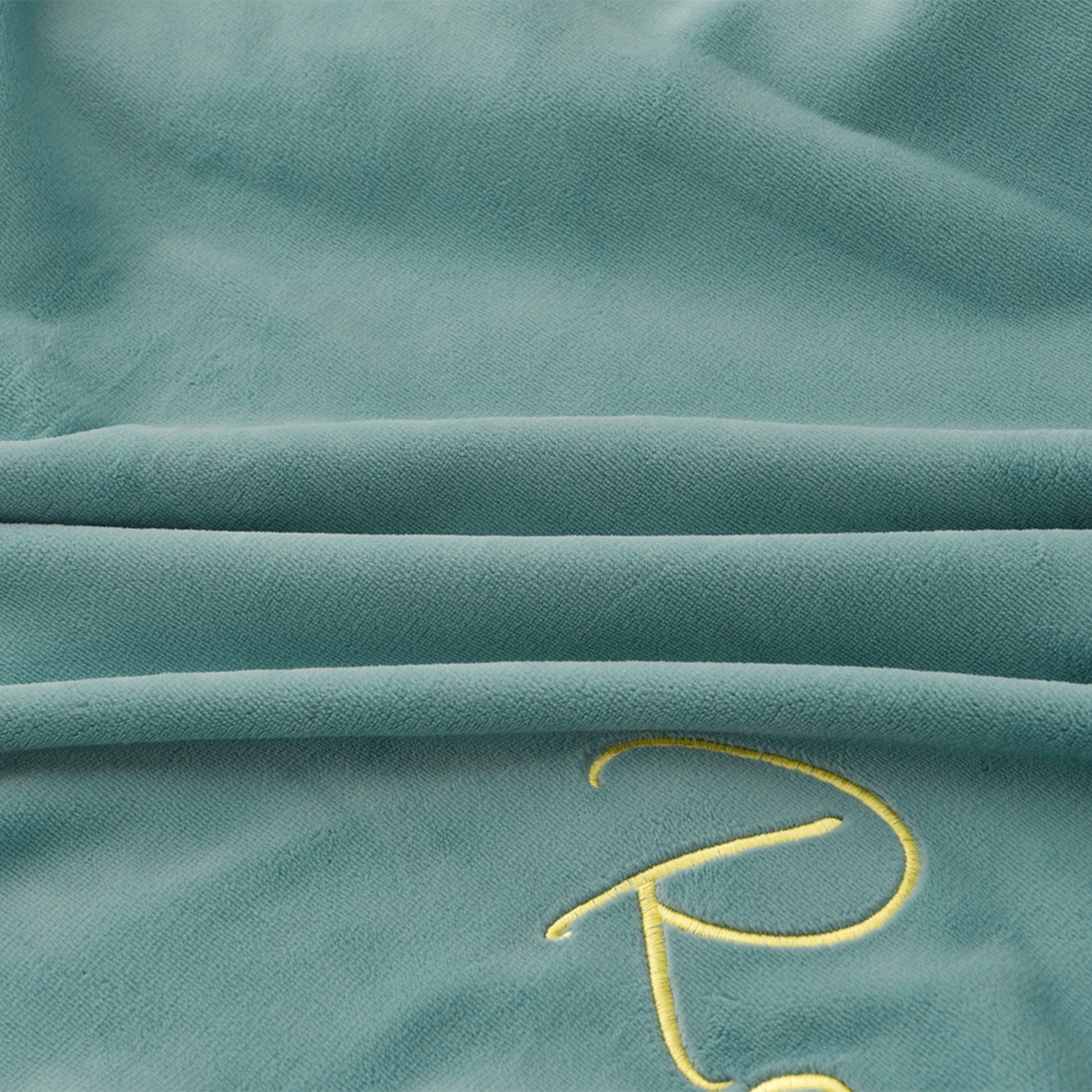 91家纺网 家纺一手货源 找家纺 湘雪家居  2025新款高克重纯色一字绣刺绣牛奶绒床单款床盖款四件套 提供买家秀 经典款-草绿色