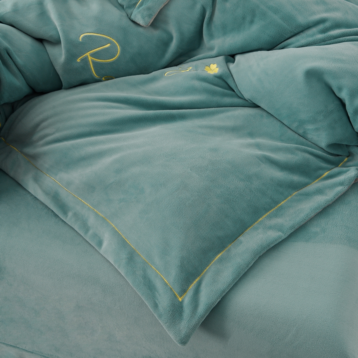 91家纺网 家纺一手货源 找家纺 湘雪家居  2025新款高克重纯色一字绣刺绣牛奶绒床单款床盖款四件套 提供买家秀 经典款-草绿色