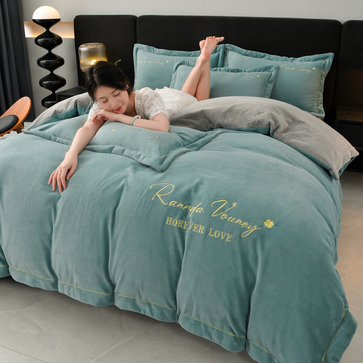 91家纺网 家纺一手货源 找家纺 湘雪家居  2025新款高克重纯色一字绣刺绣牛奶绒床单款床盖款四件套 提供买家秀 经典款-草绿色