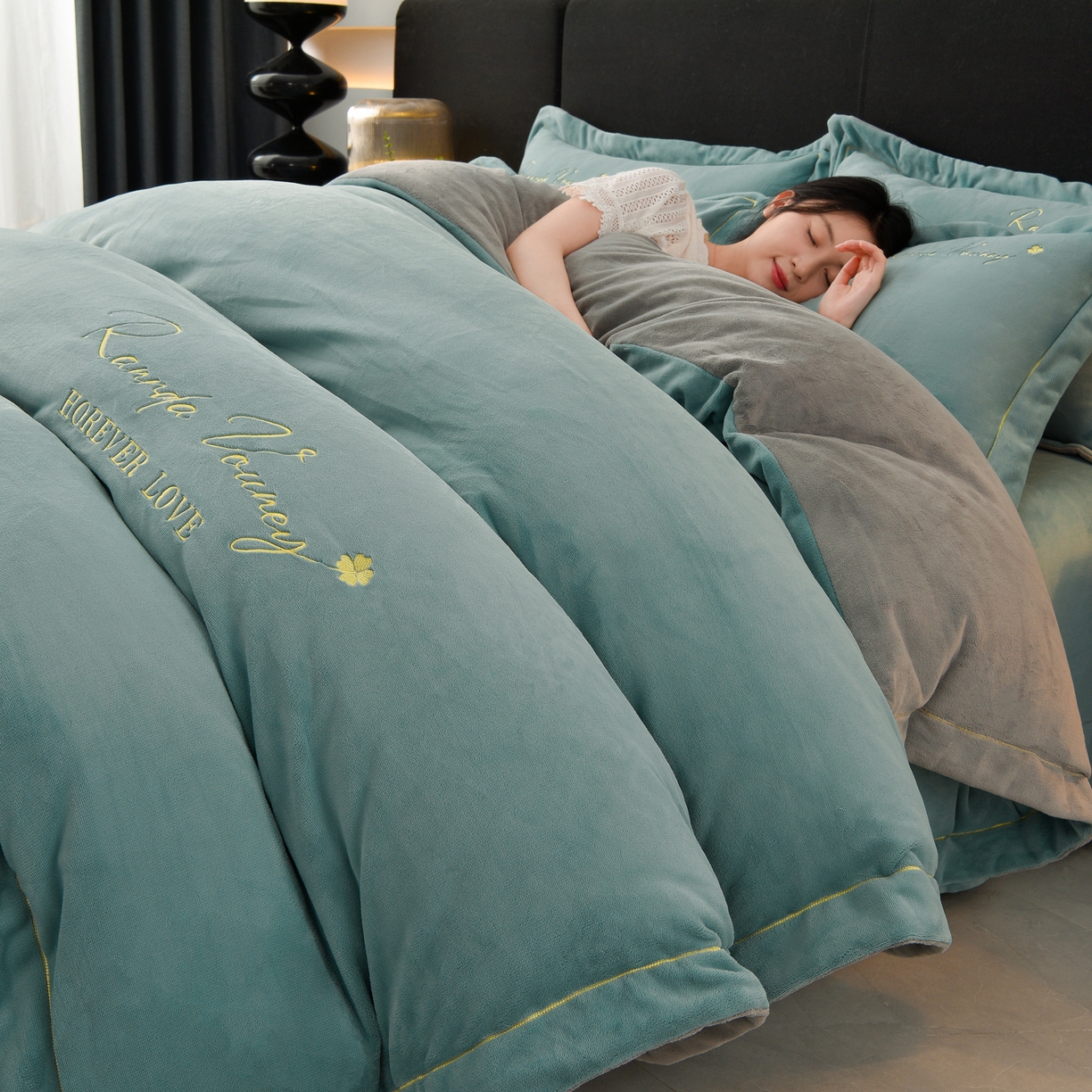 91家纺网 家纺一手货源 找家纺 湘雪家居  2025新款高克重纯色一字绣刺绣牛奶绒床单款床盖款四件套 提供买家秀 经典款-草绿色