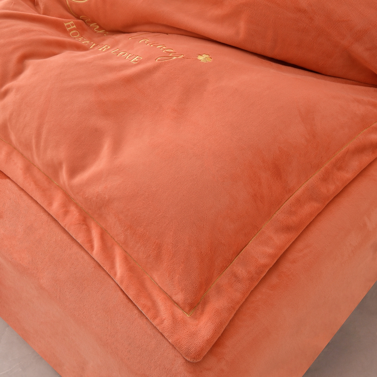 91家纺网 家纺一手货源 找家纺 湘雪家居  2025新款高克重纯色一字绣刺绣牛奶绒床单款床盖款四件套 提供买家秀 经典款-橙橘色