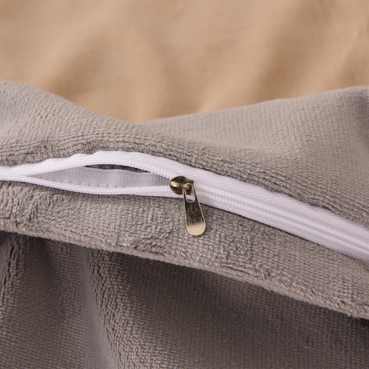 91家纺网 家纺一手货源 找家纺 湘雪家居  2025新款高克重纯色一字绣刺绣牛奶绒床单款床盖款四件套 提供买家秀 经典款-卡琪色